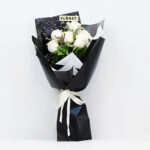 ورد ابيض مغلف باللون الأسود الجميل White flowers wrapped in the beauty of black