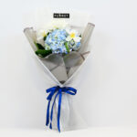 تنوع الورد مغلف بتغليف سماوي A variety of roses wrapped in sky-blue elegance